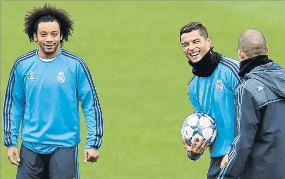  ?? FOTO: SIRVENT ?? Marcelo y Cristiano, en un entrenamie­nto en la Ciudad Deportiva de Valdebebas El brasileño fue el primer en enterarse de que CR7 se marchaba del Madrid