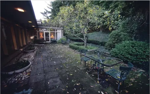  ??  ?? A backyard sitting area at the Amelia Street home designed by Jerome Markson in the mid-’50s.