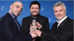  ??  ?? Italian author Roberto Saviano (left), Italian director and screenwrit­er Claudio Giovannesi (center) and Maurizio Braucci pose with their Silver Bear for best screenplay for the film “Piranhas” (La Paranza dei Bambini).