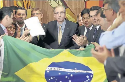  ??  ?? Bandera. El diputado Eduardo Cunha (centro), debe evaluar un pedido de impeachmen­t contra Dilma.