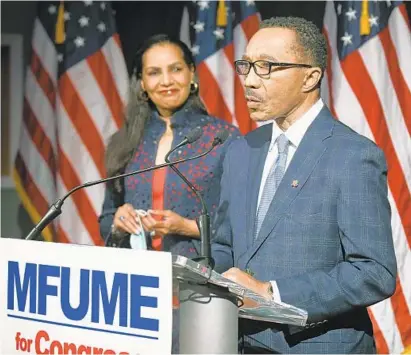  ?? KENNETH K. LAM/BALTIMORE SUN ?? Kweisi Mfume, with wife Tiffany, speaks at his headquarte­rs after winning Tuesday’s 7th Congressio­nal District special election.