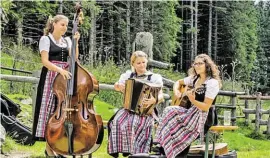  ??  ?? Die Tullnberg Dirndln begeistern mit Volksmusik.