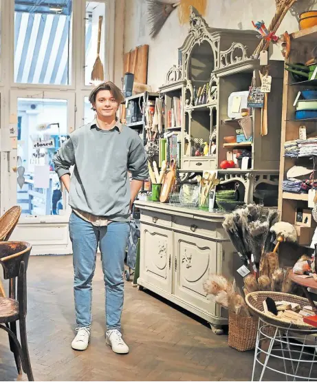  ?? //// Clemens Fabry ?? Analog einkaufen: Felix Penzenstad­ler hilft im Wiener Geschäft Besen und Spaghetti aus.