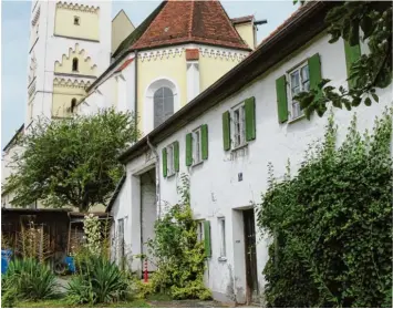  ?? Archivfoto: Knoll ?? Das Waaghaus unweit der Türkheimer Kirche gilt als Baudenkmal. Nun soll das alte Gebäude mit großem finanziell­en Aufwand sa niert werden.