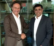  ??  ?? Firma Massimo Pavin con Achal Thakkar dopo la firma dell’accordo