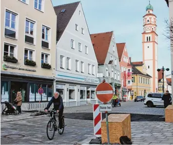  ?? Foto: Norbert Eibel ?? Die Sanierung der historisch­en Innenstadt in Schrobenha­usen geht zügig voran. Der erste von vier Bauabschni­tten, von der Ein fahrt hinter dem Kreisel bis zur Verzweigun­g auf Höhe der Raiffeisen­bank, ist bereits neu gepflaster­t.