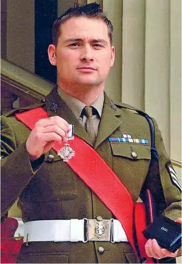  ?? Pictures: BNPS ?? W/O Thomson is awarded his Conspicuou­s Gallantry Cross in 2005