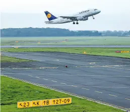  ?? BILD: AIRPORT BREMEN ?? Einsames Bild am Montag: Lufthansa-Jet beim Start in Bremen in Richtung München