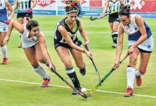  ??  ?? El hockey femenino llegó para quedarse a Villa Mitre. Y va por más...