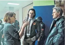  ?? PHOTO BY DISNEY ?? Director Kate Herron talks to Tom Hiddleston and Owen Wilson on the set of Loki.