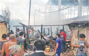  ?? ?? El voraz incendio destruyó unas 20 casas precarias del asentamien­to construido sobre la calle Lirio, al costado del Club Deportivo Puerto Sajonia de la capital.