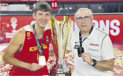  ?? FEB.ES ?? José Roberto Tanchyn y Miguel Ángel Aguayo, tras ganar el Europeo sub 19 de baloncesto del pasado año.