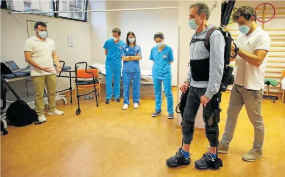  ??  ?? Juan Larreta (enfundado en el exoesquele­to en la imagen) fue uno de las diez personas con esclerosis múltiple que probó la tecnología.
