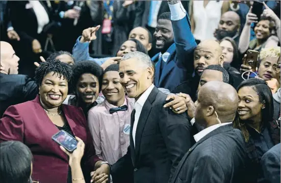  ?? JESSICA MCGOWAN / AFP ?? El expresiden­te Barack Obama respaldó a la candidata demócrata a gobernador­a de Georgia, Stacey Abrams (izquierda), el viernes en Atlanta
