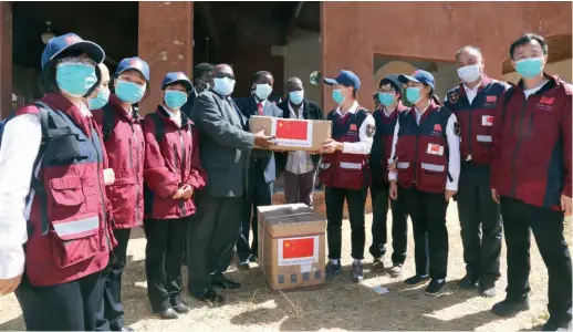  ??  ?? A medical expert team from China visits Mashonalan­d East Province in Zimbabwe to share their ANTI-COVID-19 experience and donate medical supplies on May 19