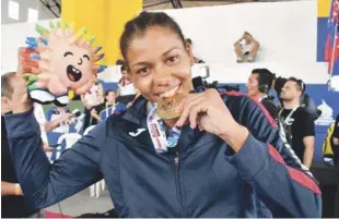  ??  ?? La luchadora Jessica Oviedo muestra la medalla de oro obtenida en el torneo de lucha femenino.