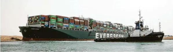  ?? Foto: dpa ?? Das Containers­chiff „Ever Given“blockiert nicht nur den Suezkanal, sondern den gesamten Welthandel. Mehr als hundert Schiffe mussten bereits warten.