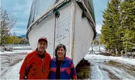  ?? Tim Rowland/adirondack Explorer ?? Peter Halsch and Donna Gingell in front of the steamboat Tuscarora.