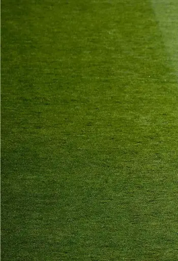  ?? Wang Yuguo/Xinhua ?? Messi se abaixa para pegar braçadeira de capitão ao fim do jogo contra a Islândia