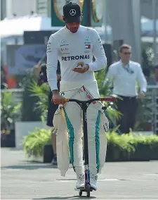  ?? (Ap) ?? Smartphone e monopattin­o Lewis Hamilton a Città del Messico