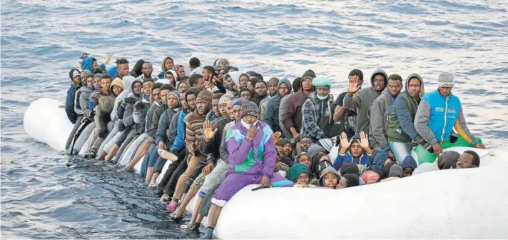  ?? FOTO: AP ?? ►► Migrantes y refugiados esperan ser rescatados por la ONG española Proactiva Open Arms, en el Mar Mediterrán­eo, el 3 de febrero.