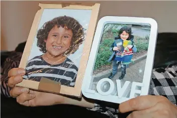  ??  ?? Die Mutter des verstorben­en Elias Mohammad, Bilgis H., zeigt Fotos ihres verstorben­en Sohnes. Sie wünscht sich, dass die Ärzte sich entschuldi­gen.