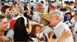  ?? ?? SUPERVISIÓ­N.
El presidente López Obrador inauguró un libramient­o en Acapulco.