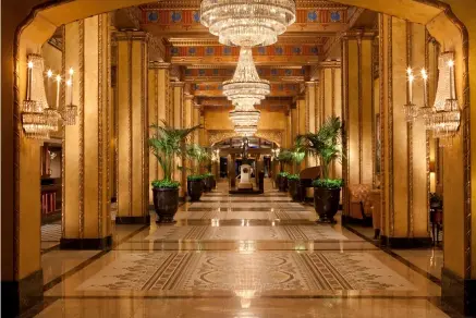  ?? PHOTOS: © HILTON HOTELS, © THE ROOSEVELT NEW ORLEANS ?? Attention to Detail: A reinforced concrete pillar and some of the pilot crew at the Hilton Mexico City Reforma (top), and the lobby of The Roosevelt New Orleans, a Waldorf Astoria Hotel (bottom)