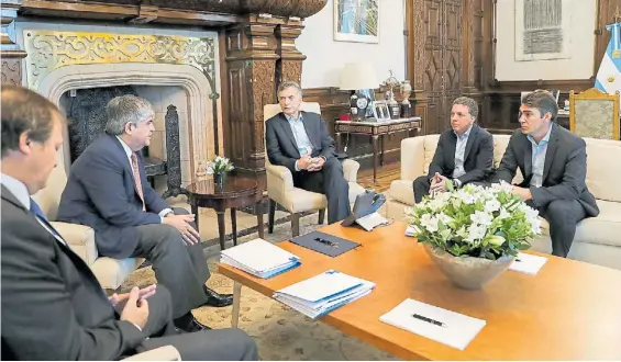  ??  ?? Encuentro. El presidente Mauricio Macri recibió ayer a Nicolás Dujovne, titular de Hacienda, Javier Iguacel, de Enería y Miguel Gutiérrez, de YPF.