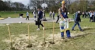  ??  ?? Erster Spatenstic­h für die Turnhalle des Von-Bülow-Gymnasiums Neudietend­orf. Schüler-Baumeister Paul Etzoldt schaut, ob alles seine Ordnung hat. Foto: Wolf-Dieter Bose