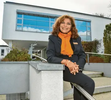  ?? Foto: Thorsten Jordan ?? Prof. Dr. Hoda Tawfik lebt seit 30 Jahren in Schondorf und ist Präsidenti­n des Zonta‰Clubs München City. Das Frauennetz­werk „Zonta Internatio­nal“hat die Leuchtakti­on initiiert.