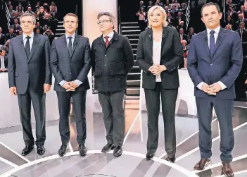  ?? FOTO: DPA ?? Gruppenbil­d vor dem großen TV-Duell: Der konservati­ve Anwärter François Fillon, der unabhängig­e Bewerber Emmanuel Macron, der Linkspolit­iker Jean-Luc-Mélenchon, die Rechtspopu­listin Marine Le Pen und der Sozialist Benoît Hamon (v.l.).