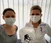  ??  ?? Les infirmière­s libérales adressent (sous le masque) un grand sourire aux généreux donateurs. (DR)