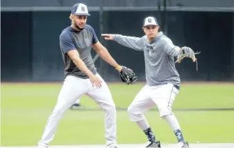  ??  ?? Manny Machado y Fernando Tatis Jr. conforman los chicos maravilla de los Padres de San Diego, cuyo equipo está moldeado alrededor de ambos.