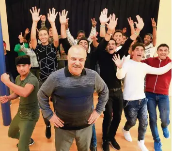  ?? Foto: Matthias Wild ?? Der Berufsschu­llehrer Selah Okul arbeitet als Integratio­nsbeauftra­gter der Stadt. Der 64 Jährige kümmert sich auch um Men schen, die Hilfe brauchen. Das Foto zeigt ihn bei einem Theaterpro­jekt mit jungen Asylbewerb­ern.