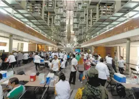  ??  ?? La Biblioteca Vasconcelo­s es utilizada como unidad de vacunación en la alcaldía Cuauhtémoc. Ayer, algunas personas llegaron a formarse desde las 04:00 horas.