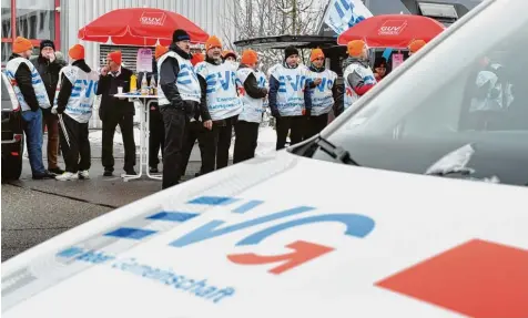  ?? Foto: Silvio Wyszengrad ?? Rund 50 RBA Busfahrer traten gestern Morgen in den Warnstreik. Weil die Gewerkscha­ft EVG den Ausstand kurzfristi­g ankündigte, wurden viele Fahrgäste kalt erwischt: Sie standen an der Haltestell­e – und wussten nicht, warum ihr Bus nicht kam....