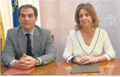  ?? JUAN AYALA ?? José Antonio Nieto e Isabel Ambrosio, durante la firma del protocolo de cesión en febrero.