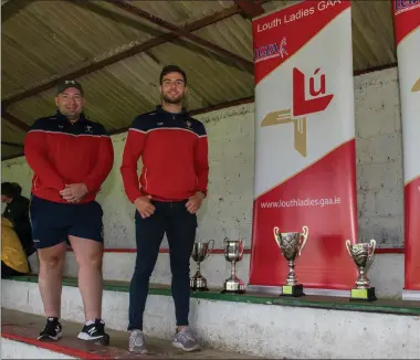  ??  ?? County manager Wayne Freeman, right, and Lee Hunt at Friday’s Louth LGFA Championsh­ip draws. Pictures: Warren