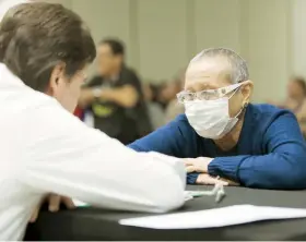  ??  ?? Arriba, un médico orientaba a una paciente que buscaba certificar­se para adquirir el cannabis en los dispensari­os autorizado­s. Abajo, el maestro Josué González llegó a las 7:00 a.m. al evento para lograr uno de los números que garantizab­an una...