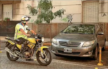  ?? FOTOS: SECRETARIA DE TRANSPORTE GCBA ?? FALTAS. En moto y con cámara sancionan a los vehículos estacionad­os en sitios prohibidos.