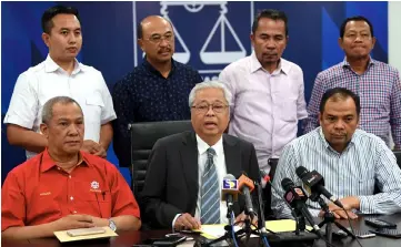  ??  ?? Selangor Umno liaison chairman Datuk Seri Ismail Sabri Yaakob (centre) at press conference at the Selangor Umno building. — Bernama photo