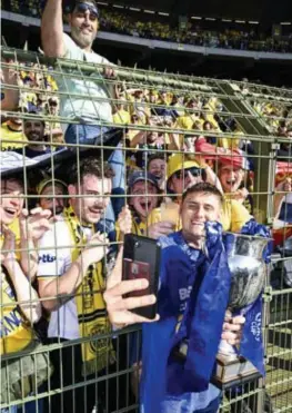  ?? © BELGA ?? Castro-Montes neemt een selfie met de beker en de fans.