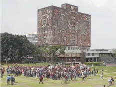  ??  ?? Hasta las 22:00 horas de ayer, después de 10 de discusión, la Asamblea Interunive­rsitaria todavía no definía el plan de acción a seguir.