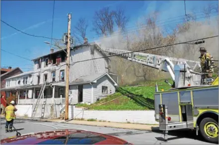  ?? PETE BANNAN — DIGITAL FIRST MEDIA ?? Two unoccupied homes were seriously damaged in the two-alarm fire in the 600 block of Coates Street Monday morning.