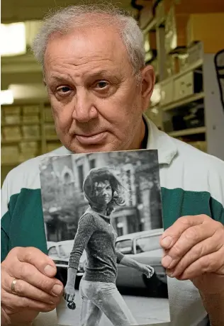  ?? GETTY IMAGES ?? Ron Galella with a print of his most famous picture, the 1971 image of Jacqueline Onassis popularly known as ‘Windblown Jackie’.