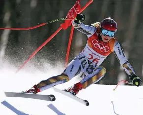  ?? FOTOS: DPA (2), AP, IMAGO, BIZZI ?? Linkes Foto: Ester Ledecka fährt auf alten Skiern von US-Star Mikaela Shiffrin zur olympische­n Goldmedail­le im Super-G von Pyeongchan­g. Rechtes Foto: Ledecka fährt im Januar 2016 im Parallelsl­alom des Snowboard-Weltcups in Moskau.