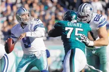  ?? MICHAEL PEREZ/ASSOCIATED PRESS ?? Dallas Cowboys quarterbac­k Tony Romo, left, saw his first action of the season in a loss at Philadelph­ia on Sunday.