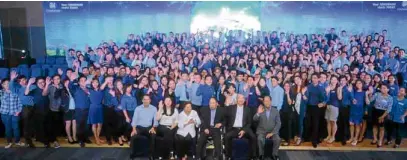  ??  ?? The batch 2017 graduates of SM Foundation’s college scholarshi­p program, with SMfounder Henry Sy Sr., Felicidad Sy, Hans Sy, and members of the Sy family