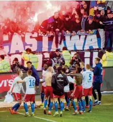  ?? Foto: Axel Heimken, dpa ?? Auch nach dem Spiel wurde im HSV-Block Pyrotechni­k gezündet. Das Derby stand unter erhöhter Beobachtun­g der Sicherheit­skräfte.